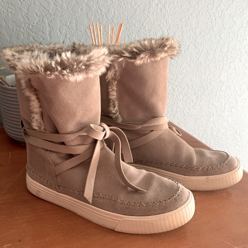 TOMS Vista suede boot lined with faux fur- Women’s 7 US